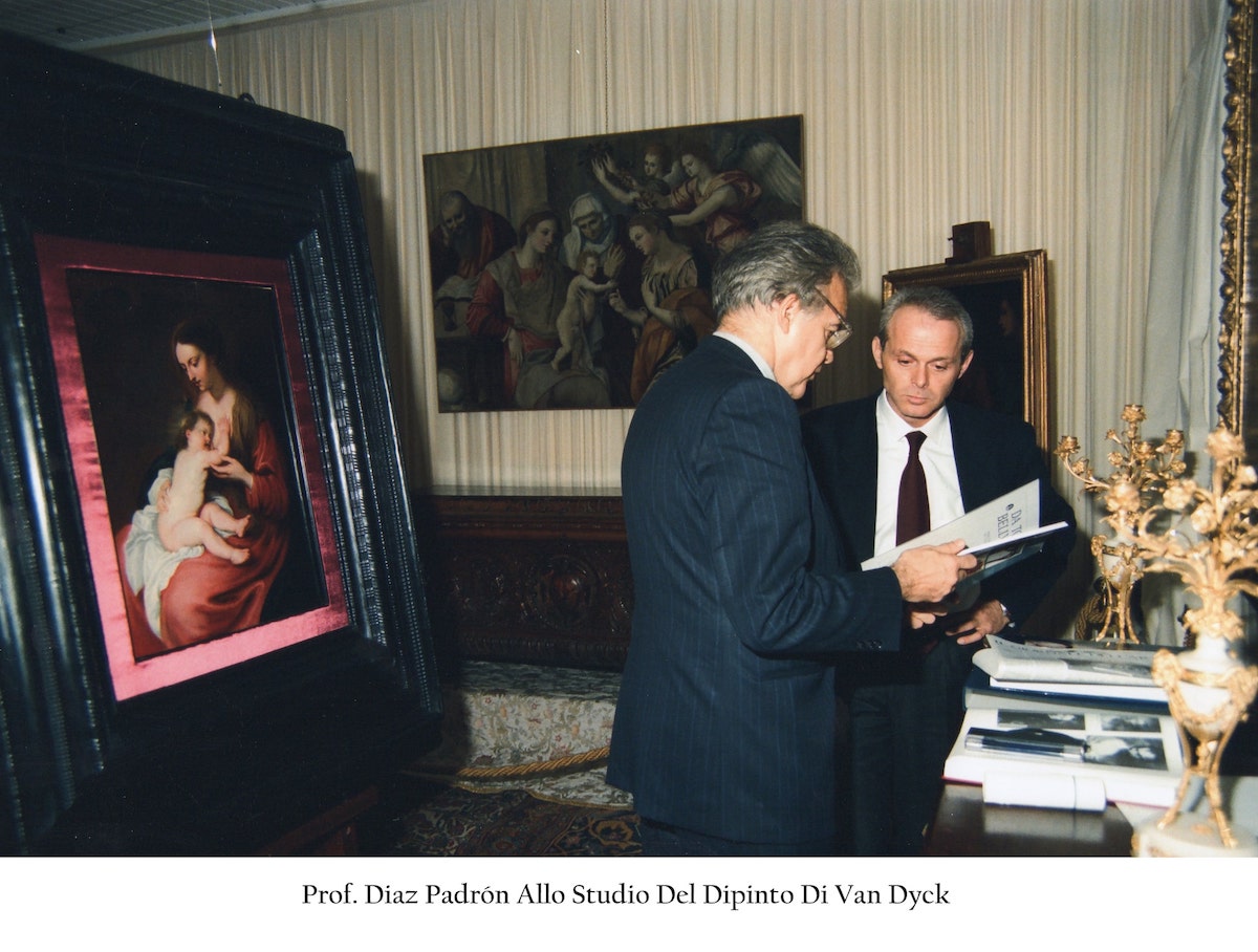Prof. Diaz Padron studia il dipinto Prof. Diaz Padron studying the painting